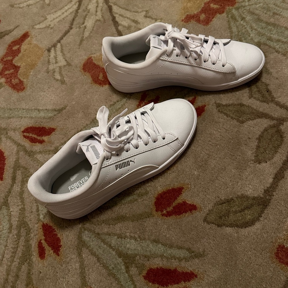 White Puma sneakers. Size 7. Nearly new.